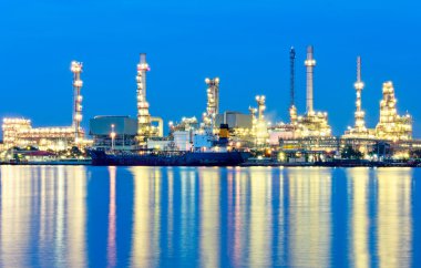 Mavi gökyüzü arka plan ile petrol rafinerisi