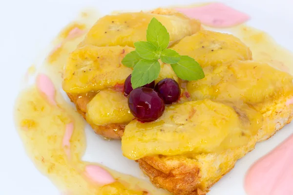 Stekta bananer med bröd, yoghurt, kolasås och tranbär — Stockfoto