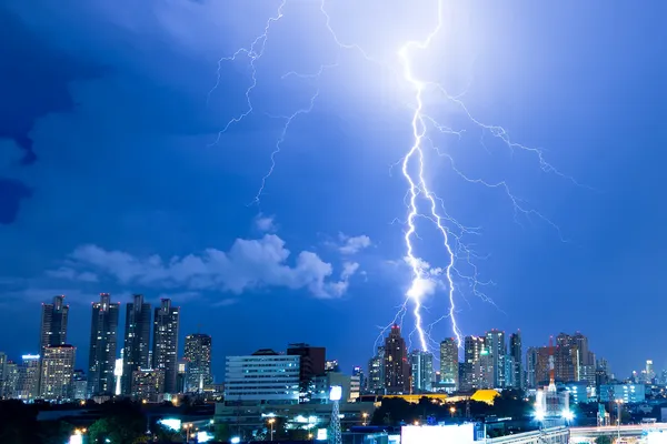 Real lightning bolt strike in a city — Stock Photo, Image
