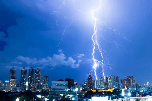 Parafuso relâmpago real em uma cidade — Fotografia de Stock