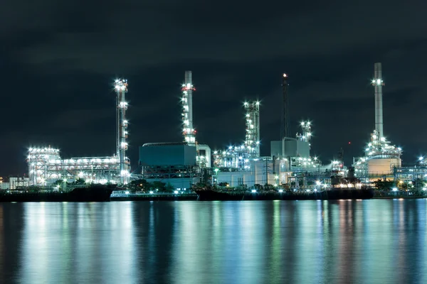 Fábrica de refinaria de petróleo e rio com reflexão em Bancoc, Thail — Fotografia de Stock