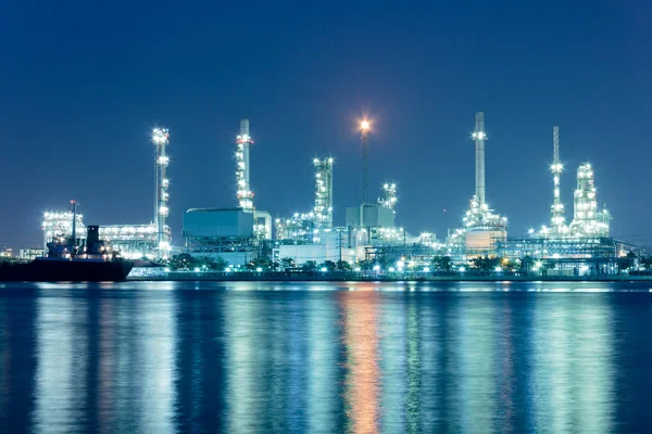 Fabrik für Fluss- und Ölraffinerien mit Reflexion in Bangkok, Thailand — Stockfoto