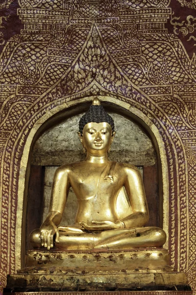 Zlatý buddha obraz na wat pra zpívat chrám, chiang mai, Thajsko — Stock fotografie