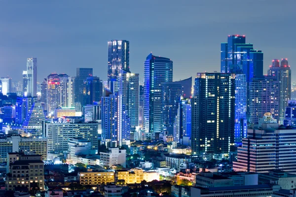 Ciudad por la noche en Bangkok, Tailandia — Foto de Stock