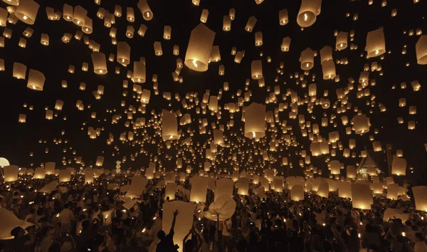 Yi peng, havai fişek Festivali chiangmai, Tayland — Stok fotoğraf