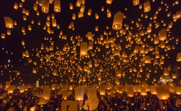 Yi Peng, Festival de fuegos artificiales en Chiangmai Tailandia — Foto de Stock