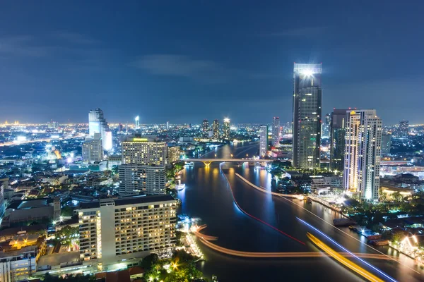 Stad bij nacht in bangkok, thailand — Stockfoto