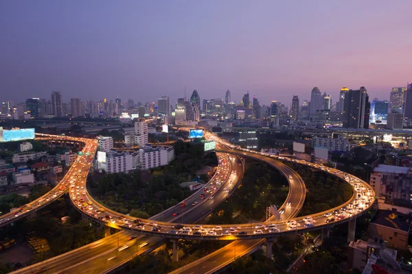 Tráfico en el crepúsculo, Punto de Vista en una Vía Rápida de Bangk — Foto de Stock