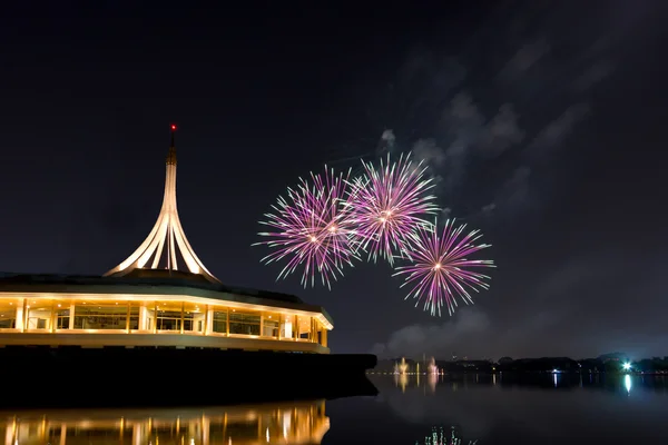 Kembang api berwarna-warni di sungai dan pemandangan kota — Stok Foto