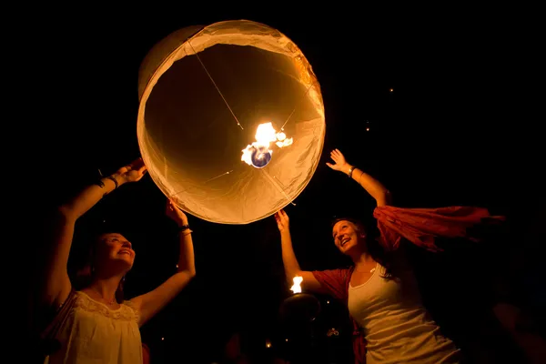 CHIANGMAI, THAILAND- NOV 24: rilasciare lanterne celesti a worshi Foto Stock Royalty Free