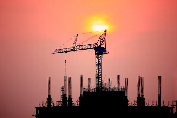 Lugar de construcción contra la luz al atardecer Fotos de stock libres de derechos