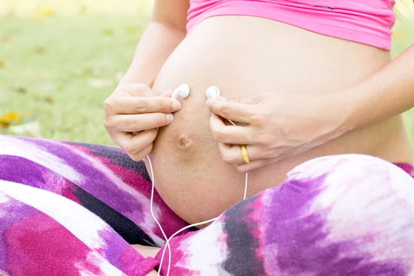 Maman enceinte avec écouter de la musique — Photo