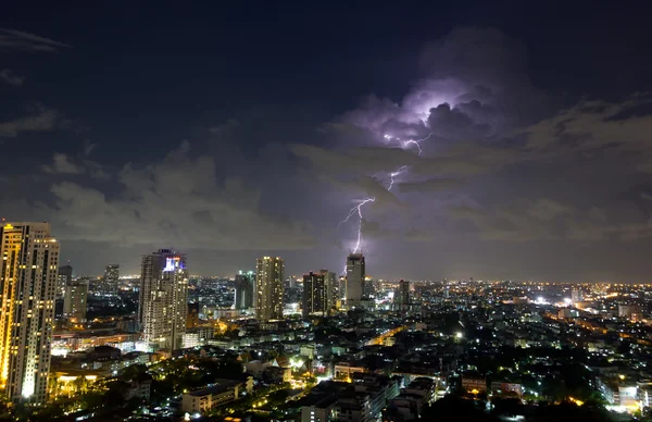 Gewitter über der Stadt — Stockfoto