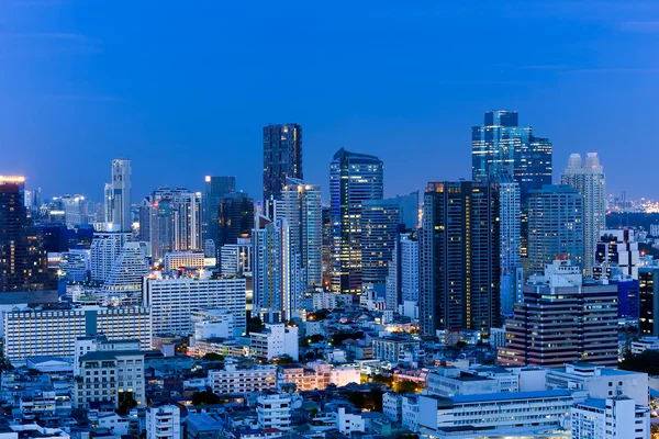 Ciudad por la noche en Bangkok, Tailandia — Foto de Stock