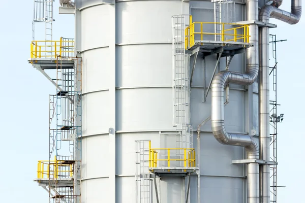 Tubelines και σκάλες μεταποίησης εργοστάσιο. φυσικό αέριο και πετρέλαιο βιομηχα — Φωτογραφία Αρχείου