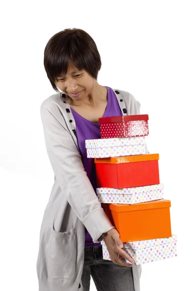 Retrato vertical de una chica adorable sosteniendo presente, caja de regalo — Foto de Stock