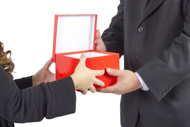 kutu üzerinde beyaz izole kadın veren adam