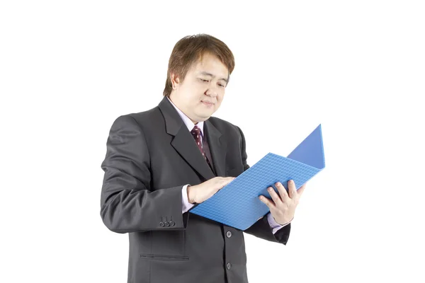 Retrato de un hombre de negocios de mediana edad sonriente sosteniendo una pequeña carpeta con ambas manos — Foto de Stock