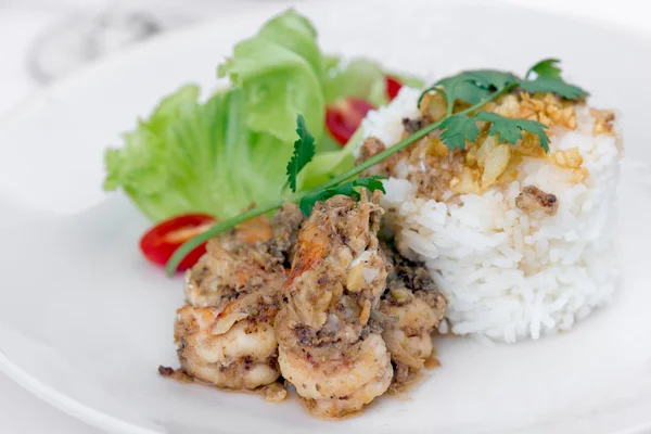 Fried shrimp with garlic and black pepper, serve with cooked ric — Stock Photo, Image