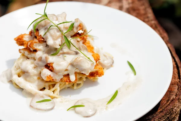 Hühnchen mit Gemüse und Champignons in cremiger Soße gebraten — Stockfoto