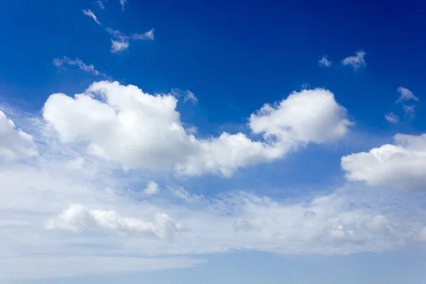 Grote witte wolk en bluesky — Stockfoto