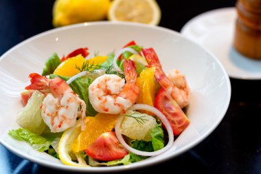 Greyfurt ve limonata taze karides salatası