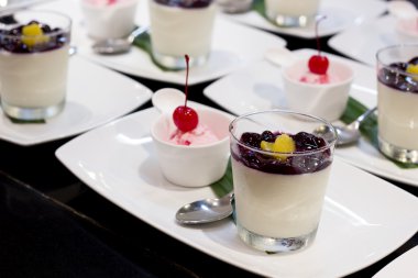 güler yüzlü yoğurt ve dondurma üstüne kiraz kiraz likörü ile