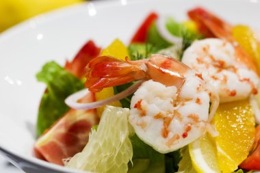 Greyfurt ve limonata taze karides salatası