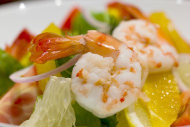 Greyfurt ve limonata taze karides salatası