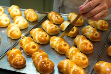 tereyağı ekmek üzerinde yayılan Şef