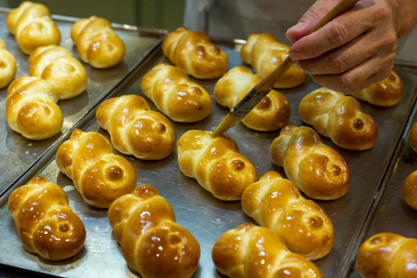 tereyağı ekmek üzerinde yayılan Şef