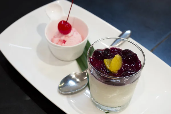 Smoothie jogurt a zmrzlina s maraschino třešně na vrcholu — Stock fotografie