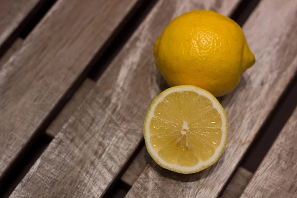 Fresh lemons on wooden table — Stock Photo, Image