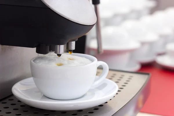 Making Cappuccino with an espresso machine — Stock Photo, Image