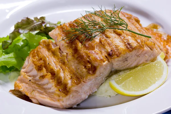 Bife de salmão grelhado com limão — Fotografia de Stock