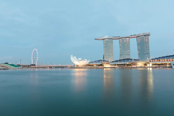 Singapore am Abend am Wasser — Stockfoto