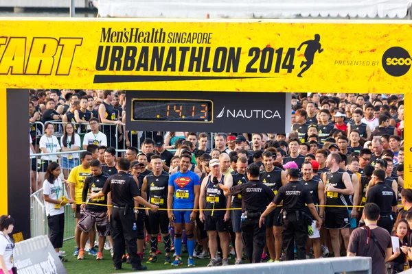 Corredores en Urbanathlon 2014 corriendo con Men 's Health Singapur —  Fotos de Stock