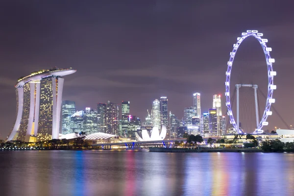 Ciudad de Singapur skyline por la noche — Foto de Stock