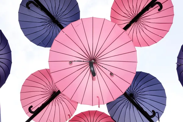 Sokszínű esernyők az ég felett — Stock Fotó