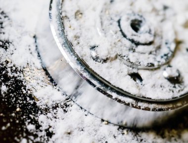 sabit disk sürücüsü ile ayrıntılı beyaz toz kaplı