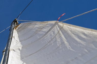 gökyüzüne karşı bir yelkenli tekne yelken