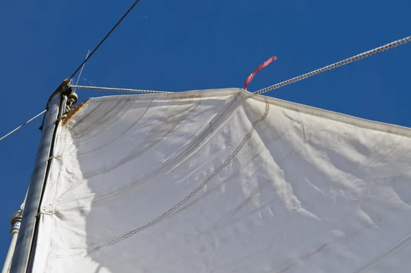 Vela de um barco à vela contra o céu — Fotografia de Stock