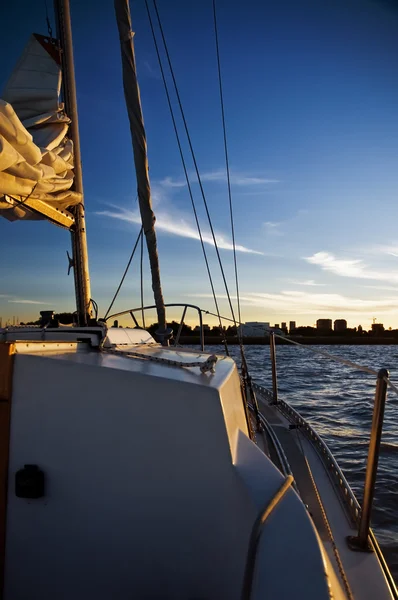 Uitzicht vanaf een zeilboot bij zonsondergang — Stockfoto