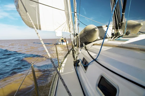 Zeilen in een rivier — Stockfoto