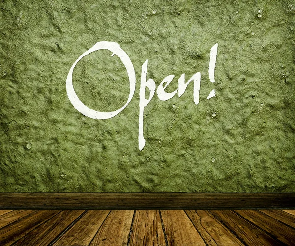 Vecchio muro verde vintage e pavimento in legno con la parola "Open!" dipinto sulla parete — Foto Stock