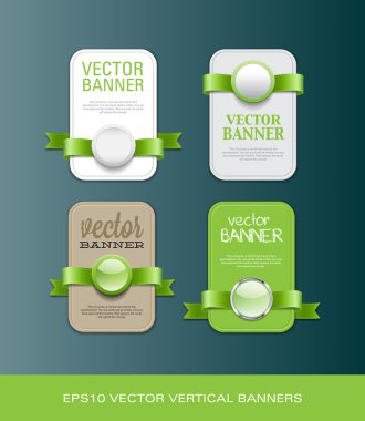 Dikey vektör promosyon afiş kümesi yeşil şeritler ve çeşitli plastik yuvarlak mühürler ile dekore edilmiştir.