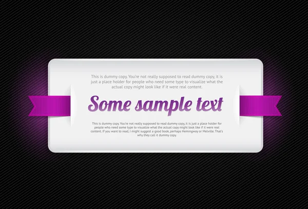 Beyaz vektör plastik rozet - çizgili siyah arka plan üzerine mor kurdele ile banner