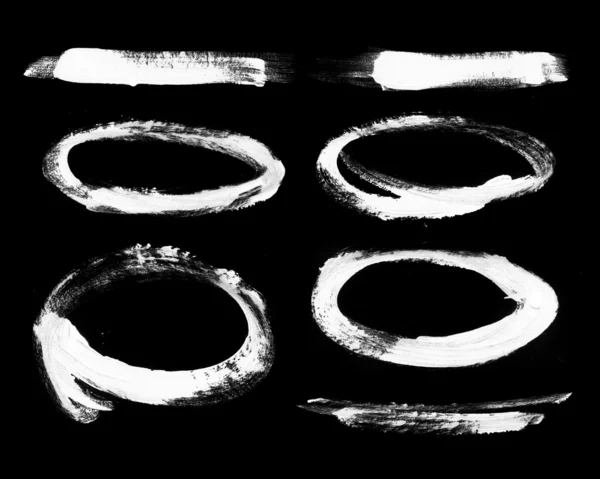Círculos pintados a mano blancos y pinceladas en negro — Foto de Stock