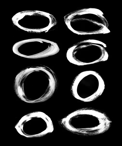 Ovalos pintados a mano blancos sobre negro — Foto de Stock