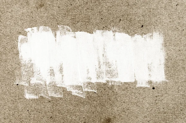 Weißer, handbemalter Pinselstrich auf altem Altpapier — Stockfoto